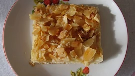 Jablkový koláč s mandlovými kousky