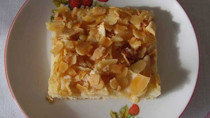 Jablkový koláč s mandlovými kousky