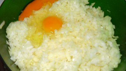 Bramborová pita, nastruhane zemiaky,vajcia,sol,poper,vegeta zmiešat