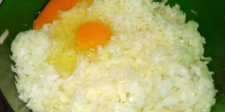 Bramborová pita (nastruhane zemiaky,vajcia,sol,poper,vegeta zmiešat)