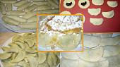 Bramborové knedlíky, Šišky z bramborového těsta a povidlové taštičky, sypané na másle osmahnutou strouhankou, možno i strouhanými perníčky.