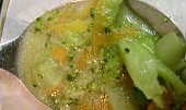 Brokolicová polévka s hráškem a mrkví trochu jinak (Polévka na lžičce protože v hrnci se špatně fotí)