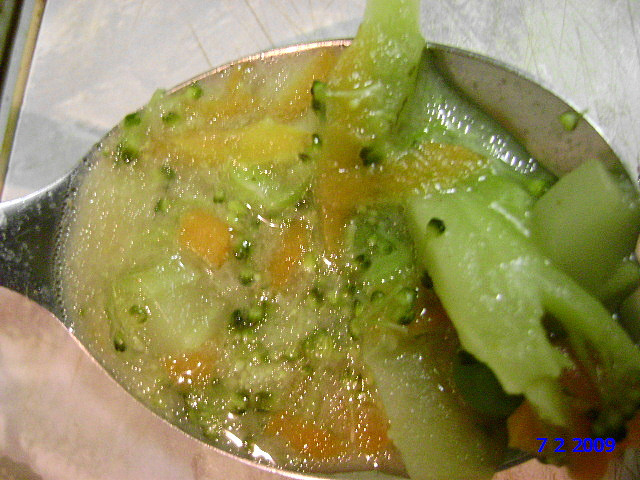Brokolicová polévka s hráškem a mrkví trochu jinak, Polévka na lžičce protože v hrnci se špatně fotí