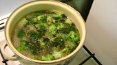 Brokolicová polévka s hráškem a mrkví trochu jinak, růžičky se vaří