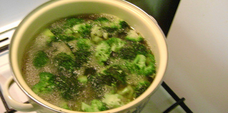 Brokolicová polévka s hráškem a mrkví trochu jinak (růžičky se vaří)