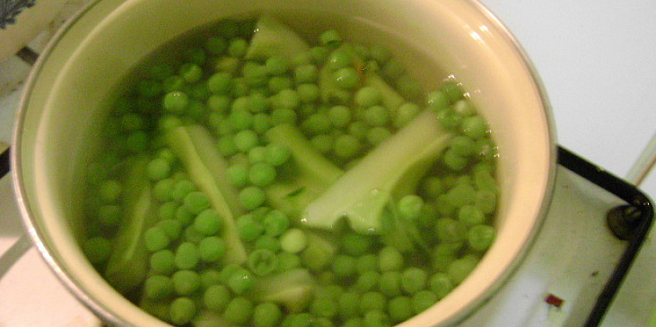 Brokolicová polévka s hráškem a mrkví trochu jinak (Hrášek se vaří se stopkou)