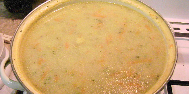 Brokolicová polévka s hráškem a mrkví trochu jinak (A vlezlo akorát dobré to bylo)