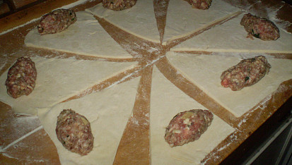 Burek, příprava těsta s masem