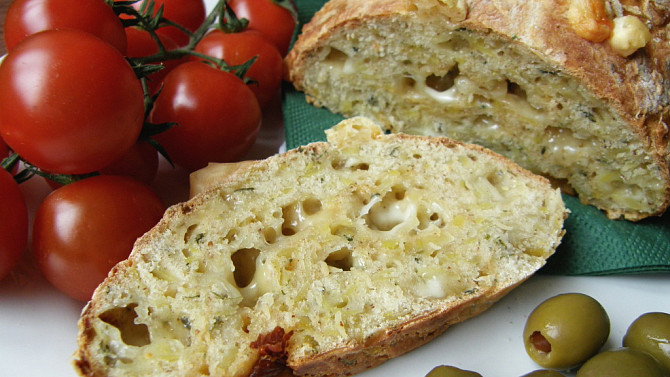 Bylinkovo-sýrový chléb bez pekárny