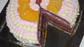 Čokoládový dort se smetanou a ovocem