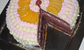 Čokoládový dort se smetanou a ovocem