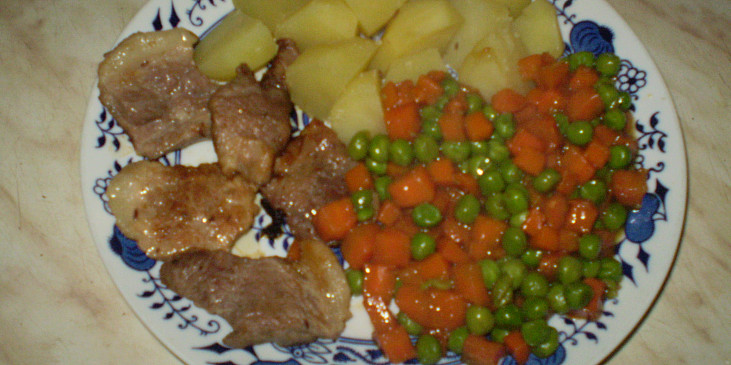 Dušená mrkev (Dušená mrkev, vepřové přírodní plátky a brambory…)