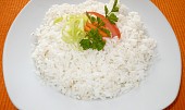 Dušená rýže (32 dkg rýže a 5 dl vody,1 lžíce oleje,cubulka s hřebíčkem)