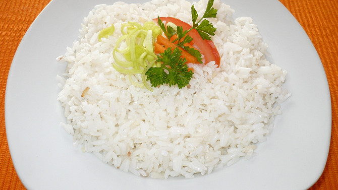 Dušená rýže, 32 dkg rýže a 5 dl vody,1 lžíce oleje,cubulka s hřebíčkem