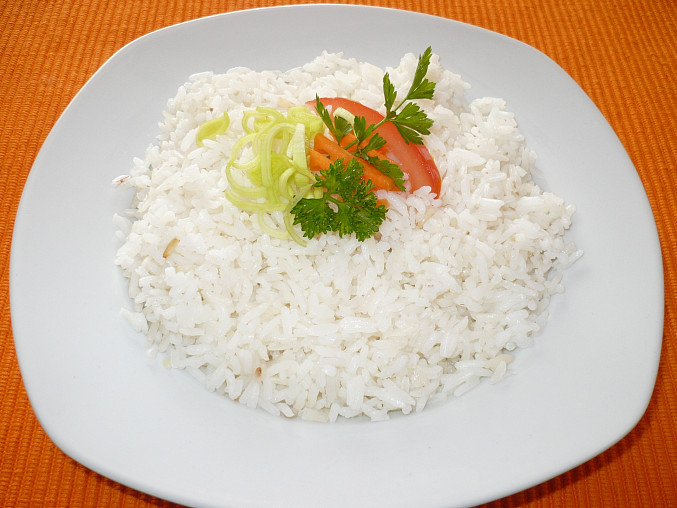 Dušená rýže, 32 dkg rýže a 5 dl vody,1 lžíce oleje,cubulka s hřebíčkem