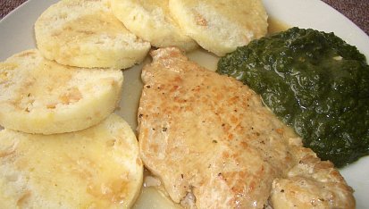 Hrníčkové knedlíky malinko jinak, Knedlíky z hrnečku s přírodní kotletou a špenátem