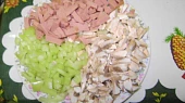 Hromádky od paní Zdeničky, Nachystaný salám,žampiony a paprika