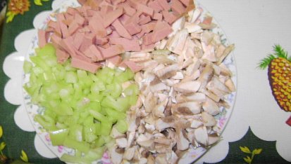 Hromádky od paní Zdeničky, Nachystaný salám,žampiony a paprika