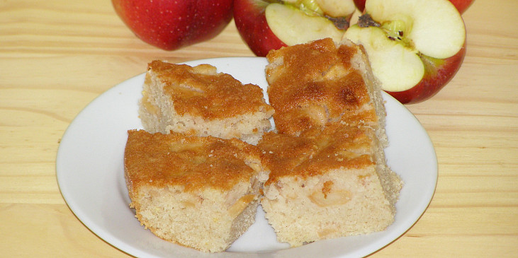 Jablečný koláč s koňakem (popř. rumem)