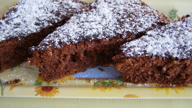 Jemná bábovka z pudinkového prášku, upečeno ve velké koláčové formě