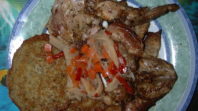 Králík pečený na bůčku s bramboráčky, Králík s bramboráčky