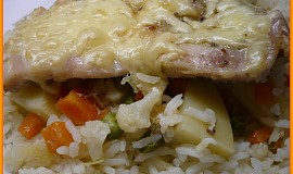 Kuřecí plátky na rýži a zelenině v římském hrnci