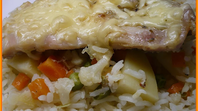 Kuřecí plátky na rýži a zelenině v římském hrnci