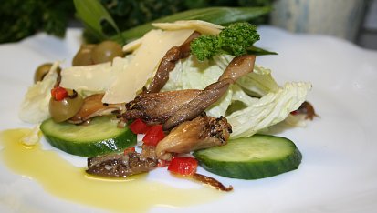 Ledový salát s hlívovými škvarečky a parmezánem