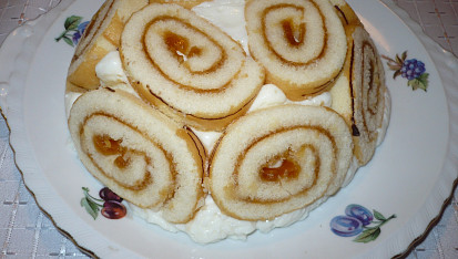 Lehký tvarohový dortík, Koupená piškotová roláda, tvaroh a smetanový pudink,proložené banánem.