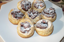 Plněno nutellou a lískovými oříšky