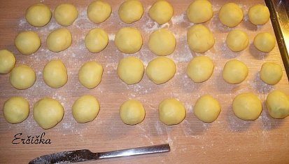 Odpalované těsto na ovocné knedlíky, trochu jiné, vyslo ich 33, davala som susene slivky, nenamocene