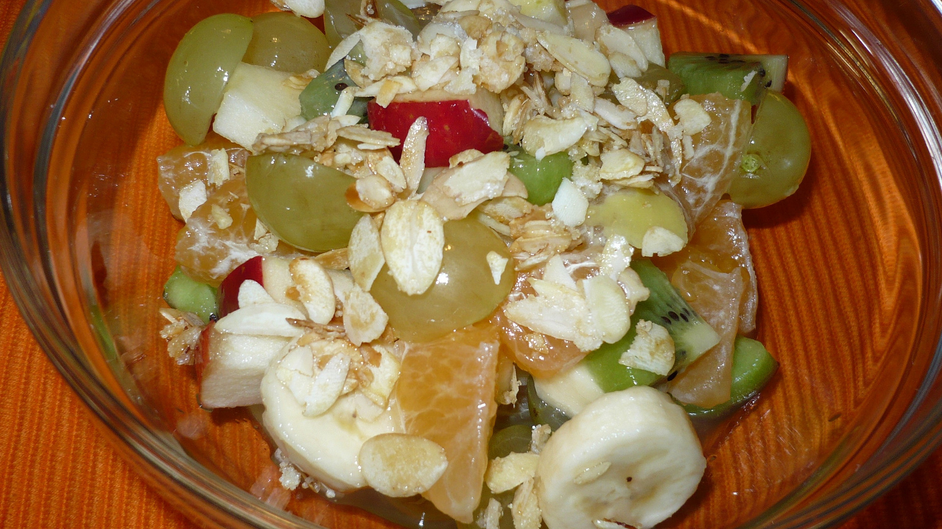Ovocný salát se sirupem a mandlemi
