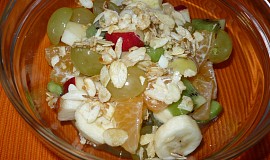 Ovocný salát se sirupem a mandlemi