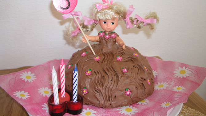 Panenka - dort pro malé panenky, Narozeninový dort - panenka