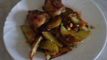 Pečené kuřecí maso se zeleninou a brambory