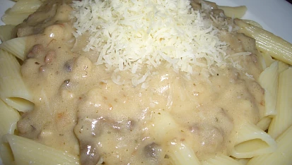 Penne se smetanovou omáčkou z mletého masa