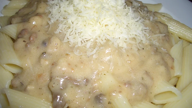 Penne se smetanovou omáčkou z mletého masa