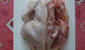 Pikantní kuřecí roláda, postupně okrajujeme maso i s kůží a dáváme pozor, abychom kůži neporušili