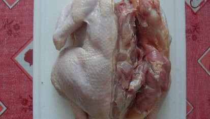 Pikantní kuřecí roláda, postupně okrajujeme maso i s kůží a dáváme pozor, abychom kůži neporušili