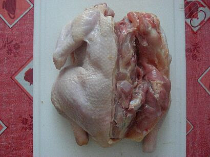 Pikantní kuřecí roláda (postupně okrajujeme maso i s kůží a dáváme pozor,…)