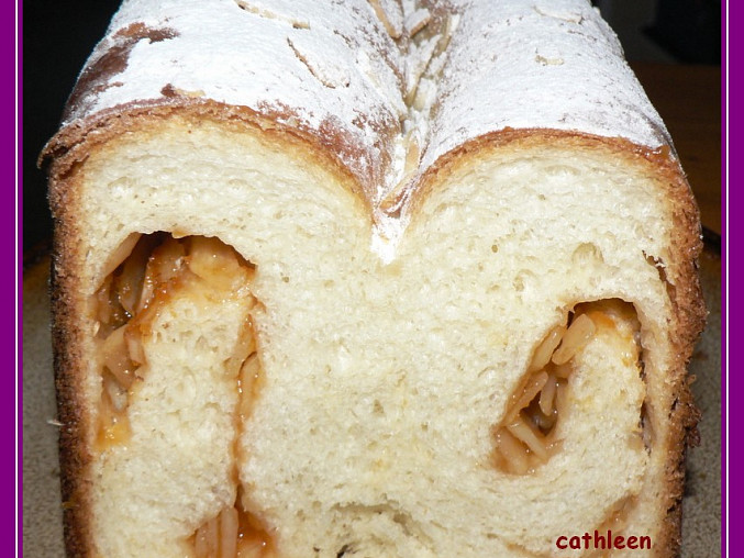 Plněný sladký chlebánek, ..........pečený v pečce na chleba..........