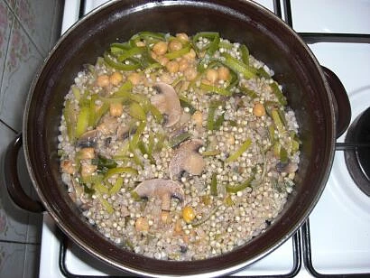 Pohanka se žampióny, pórkem a cizrnou