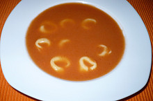 V polévce tortellini plněné masem