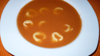 Rajská polévka II., V polévce tortellini plněné masem