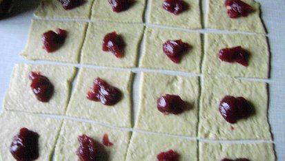 Šátečky z kynutého těsta s malinovou marmeládou, Rozdělené těsto s marmeládou