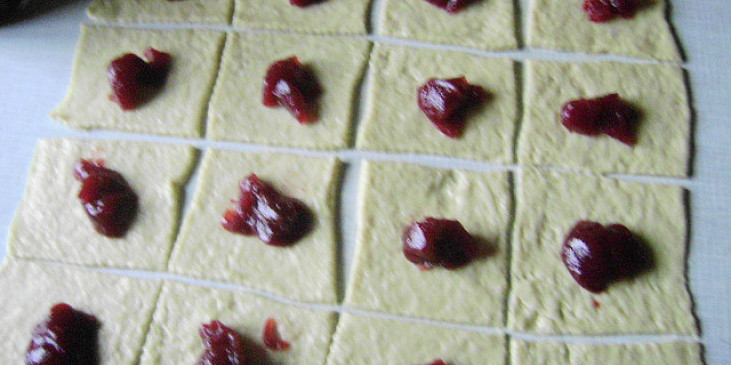 Šátečky z kynutého těsta s malinovou marmeládou (Rozdělené těsto s marmeládou)
