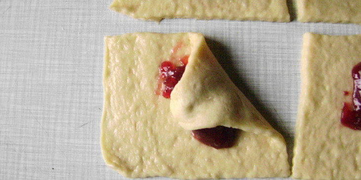 Šátečky z kynutého těsta s malinovou marmeládou (První překlad)