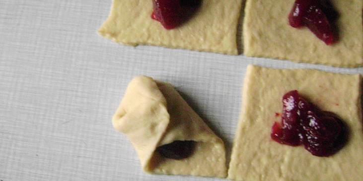Šátečky z kynutého těsta s malinovou marmeládou (Třetí překlad)
