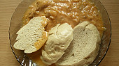 Segedínský guláš, knedla je experiment z chlebovej muky ;o)