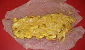 Smažený plněný kuřecí řízek, Plátek se sýrovou směsí před zabalením.